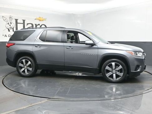 Used 2021 Chevrolet Traverse LT w/ LT Premium Package AWD/4WD image 1