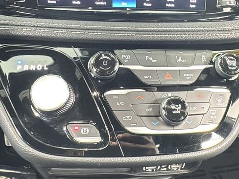 Used 2024 Chrysler Pacifica Select image 32