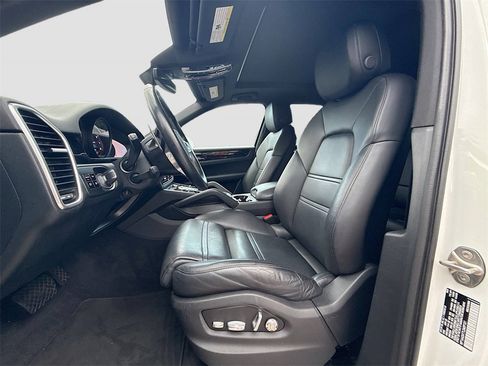 Used 2020 Porsche Cayenne w/ Premium Package image 23
