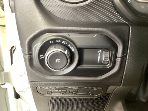 Used 2025 Jeep Wrangler Unlimited Rubicon w/ Convenience Group AWD/4WD image 17