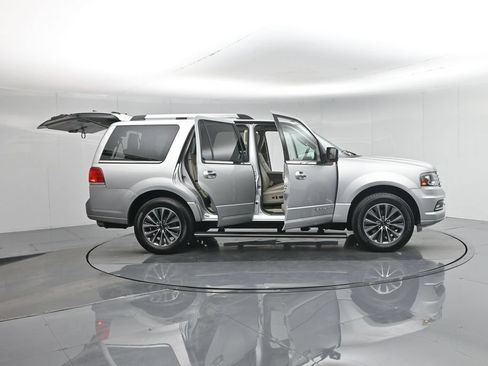 Used 2017 Lincoln Navigator Select RWD image 4