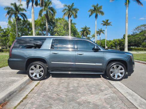 Used 2019 Cadillac Escalade ESV Luxury AWD/4WD image 18