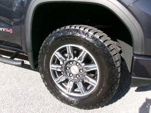 Used 2024 GMC Sierra 1500 AT4 w/ Technology Package AWD/4WD image 10