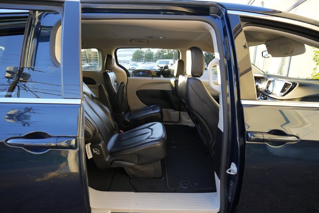 Used 2023 Chrysler Pacifica Touring-L FWD image 28