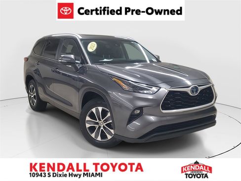 Certified 2023 Toyota Highlander XLE image 1