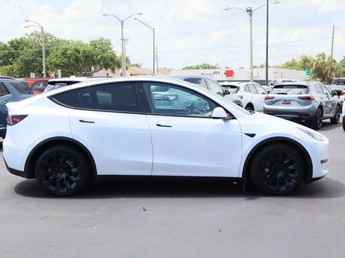 Used 2024 Tesla Model Y Long Range AWD/4WD image 10