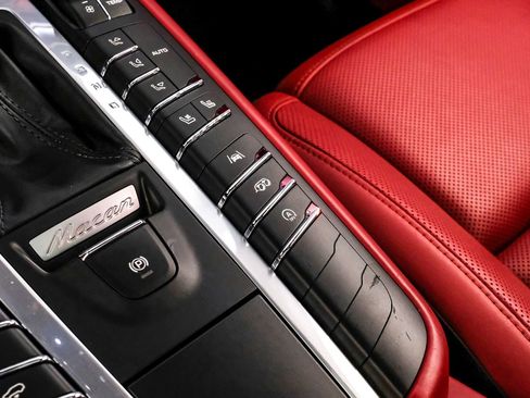Used 2021 Porsche Macan GTS AWD/4WD image 28