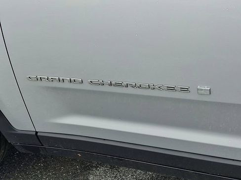 Used 2023 Jeep Grand Cherokee L Laredo image 30