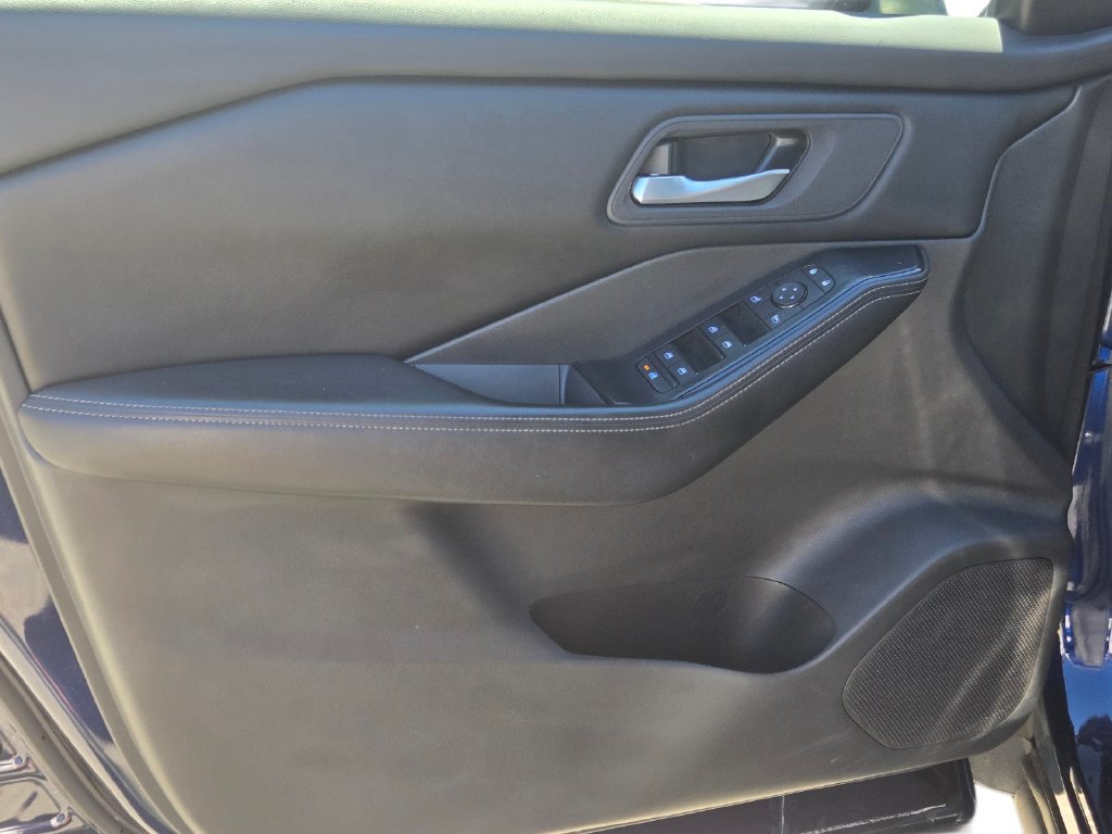 Used 2025 Nissan Rogue SV FWD image 14
