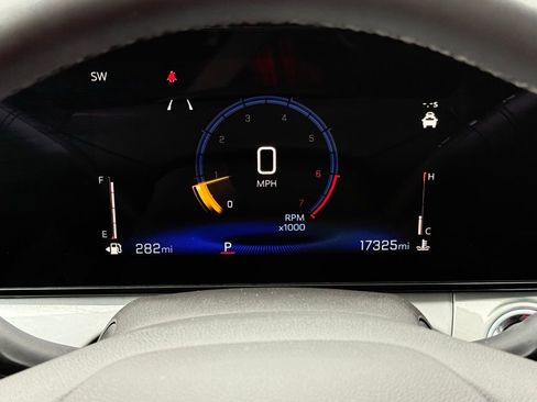 Used 2025 Chevrolet Trax LT w/ LT Convenience Package image 12