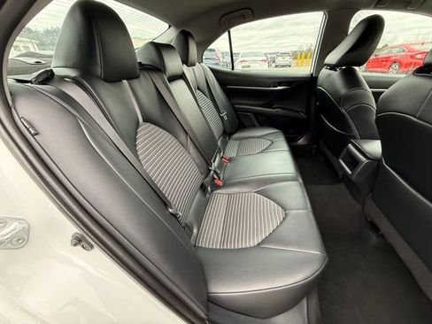 Used 2022 Toyota Camry SE image 11