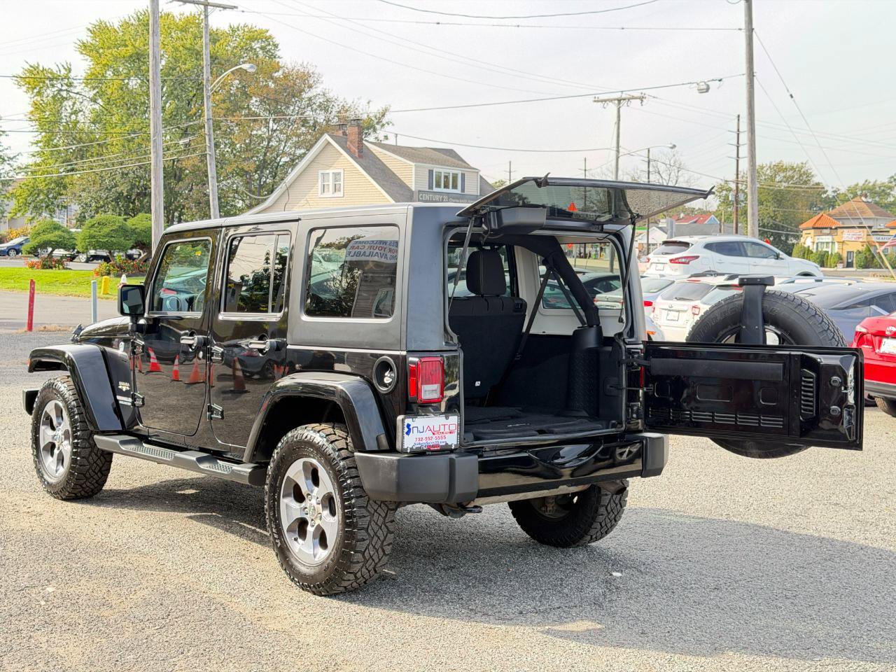 Used 2016 Jeep Wrangler Unlimited Sahara w/ Connectivity Group AWD/4WD image 30
