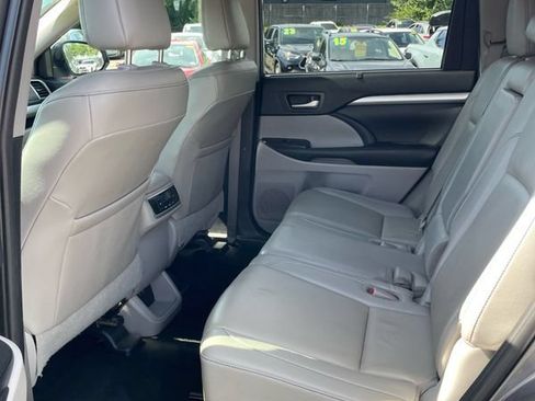 Used 2019 Toyota Highlander XLE AWD/4WD image 25
