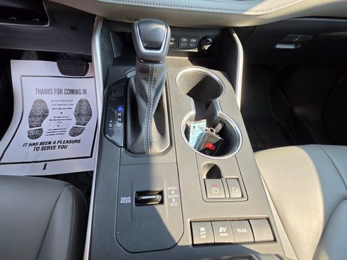 Used 2022 Toyota Highlander XLE AWD/4WD image 17