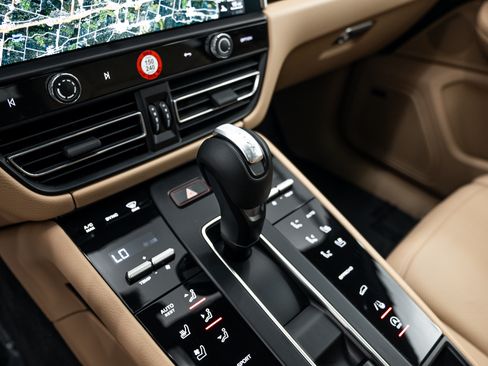 Certified 2024 Porsche Macan AWD/4WD image 22