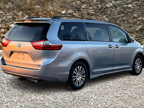 Used 2018 Toyota Sienna XLE w/ XLE Navigation Package image 2