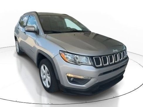 Used 2021 Jeep Compass Latitude w/ Convenience Group AWD/4WD image 3