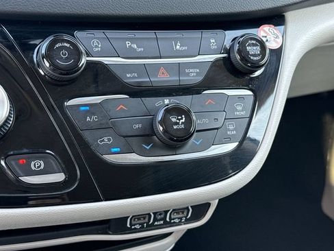 Used 2023 Chrysler Pacifica Touring-L FWD image 21