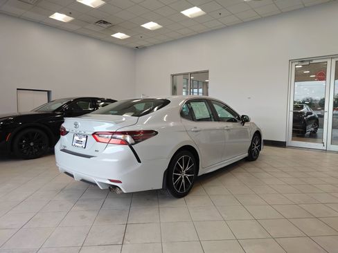 Used 2024 Toyota Camry SE FWD image 3