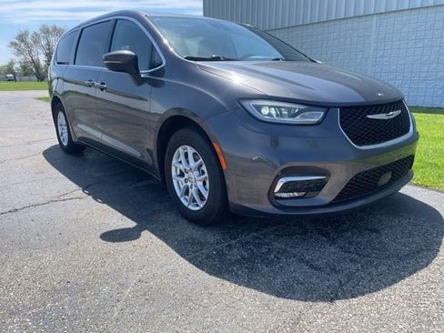 Used 2023 Chrysler Pacifica Touring-L FWD image 1