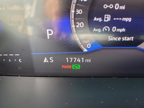 Used 2024 Volkswagen Taos SE w/ Panoramic Sunroof Package FWD image 31