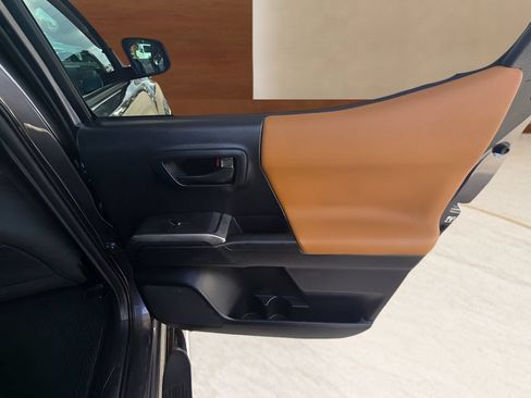 Used 2016 Toyota Tacoma SR5 RWD image 46