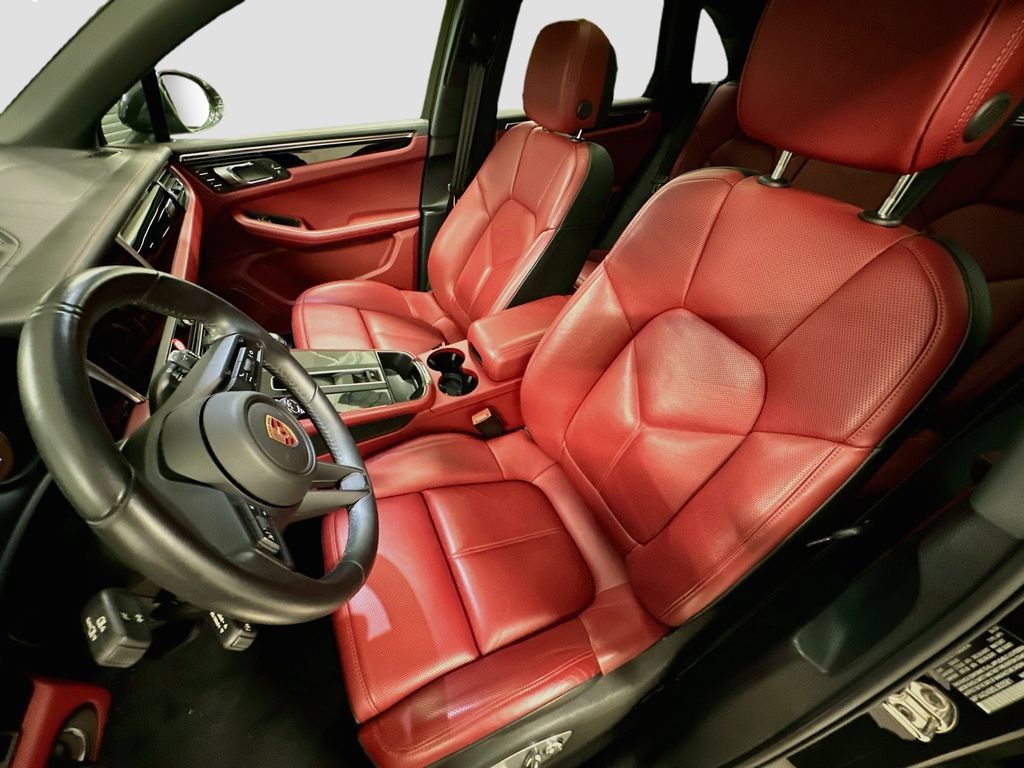 Certified 2025 Porsche Macan AWD/4WD image 5