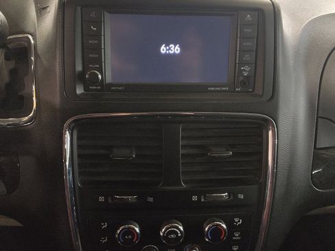Used 2019 Dodge Grand Caravan SE FWD image 25