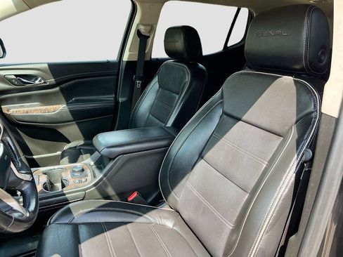 Used 2022 GMC Acadia Denali w/ Denali Ultimate Package FWD image 19