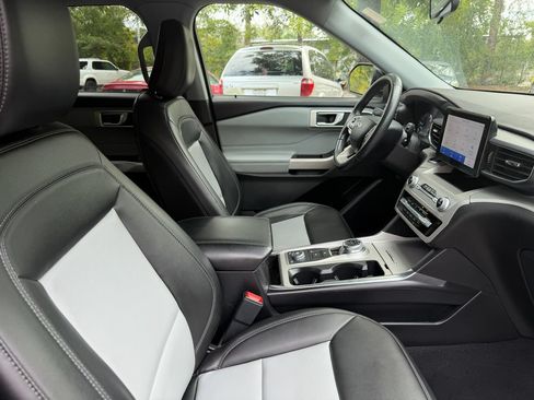 Used 2023 Ford Explorer XLT w/ Equipment Group 202A AWD/4WD image 9