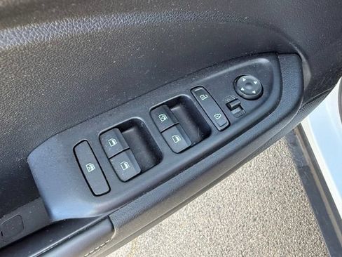 Used 2024 Hyundai Venue Limited FWD image 12