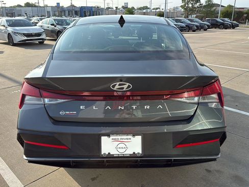 Used 2024 Hyundai Elantra SE FWD image 9