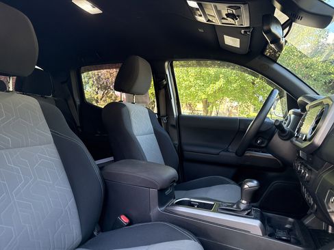 Used 2022 Toyota Tacoma TRD Off-Road w/ Technology Package image 8