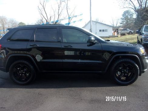 Used 2018 Jeep Grand Cherokee Laredo image 4