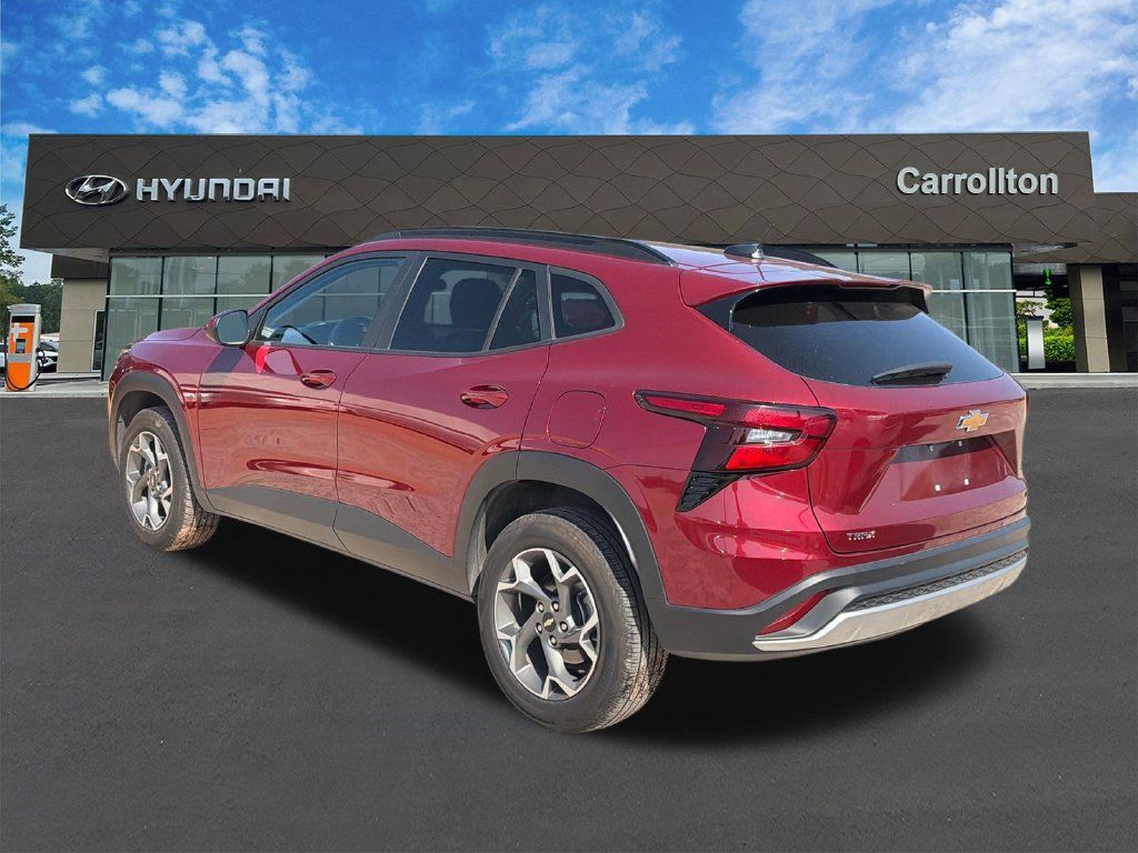 Used 2025 Chevrolet Trax LT FWD image 7