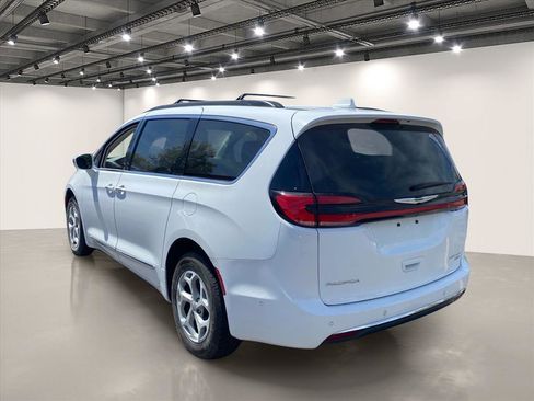 Used 2022 Chrysler Pacifica Limited AWD/4WD image 5