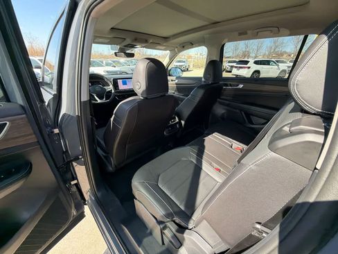 Used 2025 Volkswagen Atlas SEL image 13