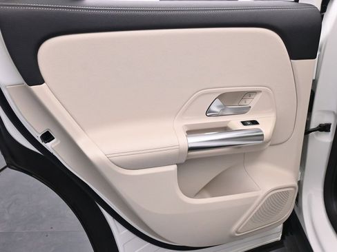 Used 2022 Mercedes-Benz GLA 250 4MATIC w/ Premium Package Lite image 17