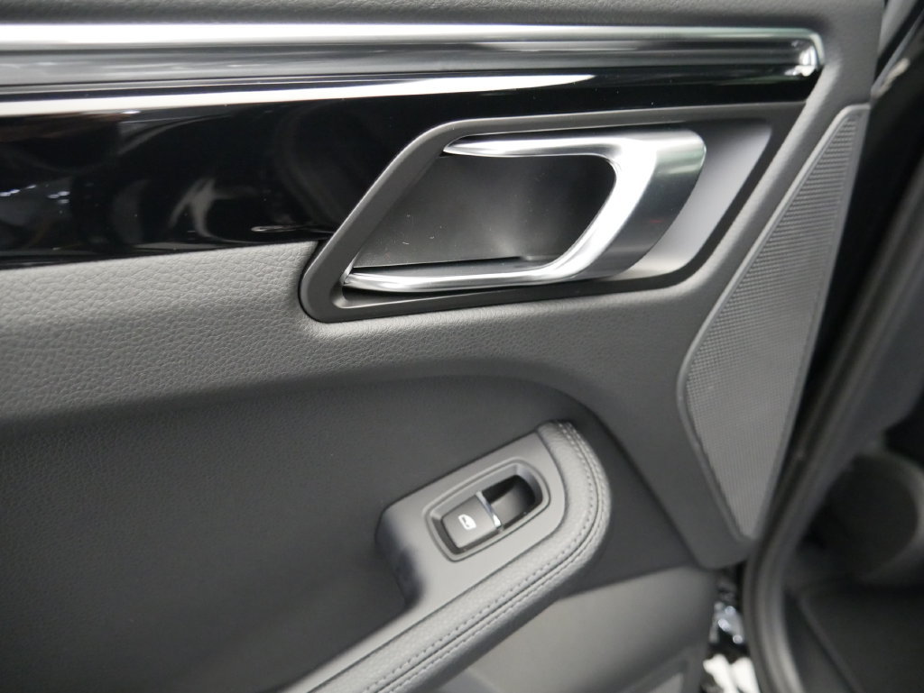 Certified 2026 Porsche Macan AWD/4WD image 20