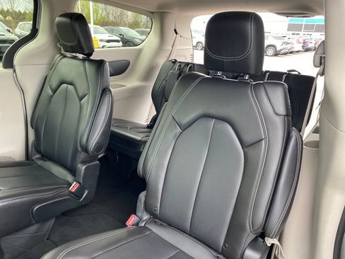 Used 2024 Chrysler Pacifica Touring-L FWD image 16
