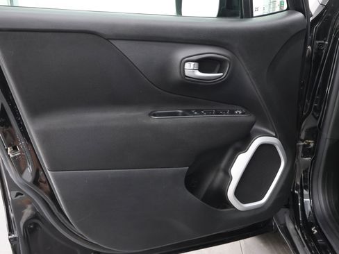 Used 2019 Jeep Renegade Latitude AWD/4WD image 37