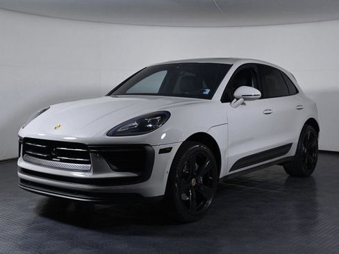 Certified 2023 Porsche Macan Base image 1
