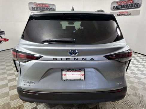 Used 2025 Toyota Sienna XLE image 5
