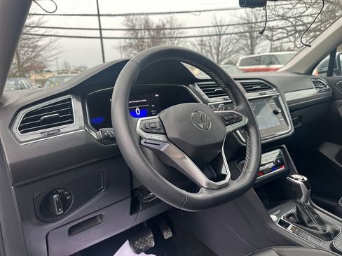 Used 2023 Volkswagen Tiguan SE w/ Panoramic Sunroof Package image 6