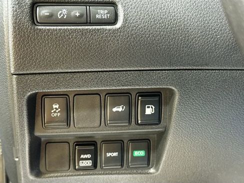 Used 2018 Nissan Rogue SV image 12