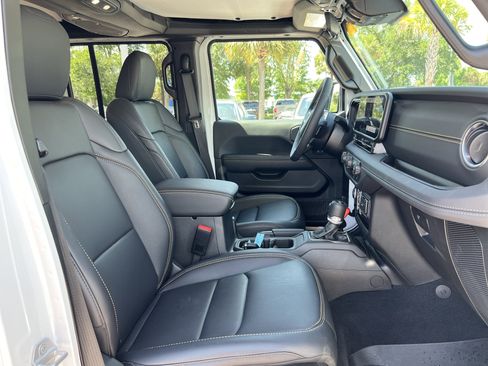 Used 2025 Jeep Wrangler Unlimited Sahara AWD/4WD image 31