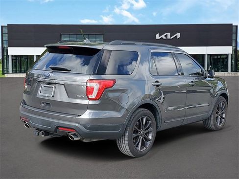 Used 2018 Ford Explorer XLT w/ Equipment Group 202A image 4