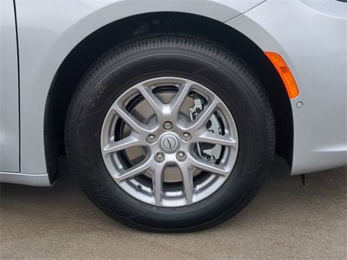 New 2026 Chrysler Pacifica Select image 11