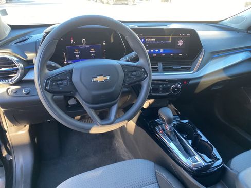 Used 2025 Chevrolet Trax LT image 11