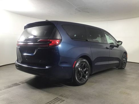 Used 2023 Chrysler Pacifica Limited w/ Uconnect Theater Family Group FWD image 7